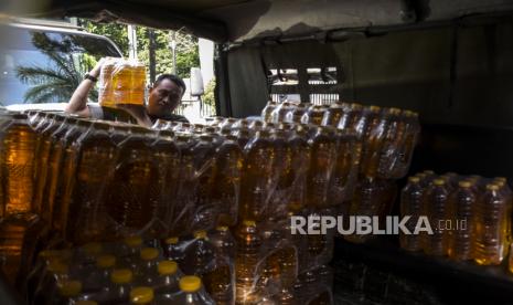 Distribusi minyak goreng (ilustrasi).