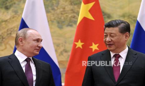  FILE - Presiden China Xi Jinping (kanan) dan Presiden Rusia Vladimir Putin berbicara satu sama lain selama pertemuan mereka di Beijing, China pada 4 Februari 2022. China mengatakan Presiden Xi Jinping akan mengunjungi Rusia dari Senin, 20 Maret hingga Rabu, 22 Maret , 2023, sebagai bentuk dukungan nyata untuk Presiden Rusia Putin di tengah meningkatnya ketegangan timur-barat atas konflik di Ukraina.