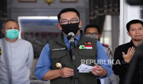 Gubernur Jawa Barat Ridwan Kamil (Emil) menjelaskan tentang pemberlakuan Pembatasan Sosial Berskala Besar (PSBB) di Kota Bogor, Bekasi, Depok, Kabupaten Bogor dan Bekasi disertai dengan program jaring pengaman sosial, saat konferesi pers di Gedung Pakuan, Kota Bandung. Sebanyak 53.546 keluarga di Kabupaten Bekasi, Provinsi Jawa Barat akan menerima bantuan jaring pengaman sosial dari pemerintah terkait dengan penanganan dampak pandemi COVID-19.