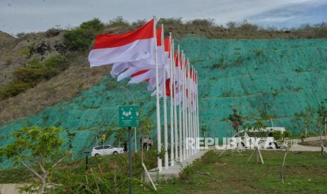 Petugas berjaga di area Golo Mori Convention Center (GMCC) usai diresmikan di Golo Mori, Kabupaten Manggarai Barat, NTT, Rabu (6/12/2023). PT Pengembangan Pariwisata Indonesia (Persero) atau Indonesia Tourism Development Corporation (ITDC) meresmikan Golo Mori Convention Center (GMCC) yang dapat digunakan untuk kegiatan Meeting, Incentives, Conventions and Exhibitions (MICE) berstandar internasional. Lokasi GMCC berada antara perbukitan di kawasan Golo Mori dengan menyajikan lanskap hamparan laut dan Pulau Rinca yang termasuk kedalam Taman Nasional Komodo situs warisan dunia UNESCO. Selain itu, Fasilitas GMCC terdiri dari convention hall dengan kapasitas 400 orang, VVIP Lobby 400 orang, VVIP lounge 29 orang, VIP room 12 orang, media center 50 orang serta amphitheater kapasitas 500 orang. Kawasan GMCC ini dilengkapi dengan beach club, observation deck serta dermaga kayu. Akses menuju The Golo Mori dapat ditempuh dengan jarak 25 kilometer dari Labuan Bajo yang diharapkan dapat menciptakan multiplier effect bagi warga sekitar. Direktur Utama ITDC Ari Respati berharap, keberadaan GMCC dapat berkontribusi untuk pertumbuhan ekonomi nasional dari sektor pariwisata dan konvensi di Indonesia. Kawasan MICE Golo Mori ini nantinya akan dikembangkan menjadi kawasan pariwisata berkelanjutan yang terintegrasi dengan  dilengkapi fasilitas hotel dan resort berbintang, pusat penelitian dan wisata edukasi komodo, wisata petualangan (adventure tourism) pelabuhan wisata dan penyeberangan serta fasilitas penunjang wisata lainnya, sehingga mampu menjadi magnet baru parawisata di Indonesia Timur.