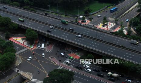 Suasana lalu lintas di kawasan simpang susun Kartini yang berbatasan dengan tiga wilayah yakni Jakarta, Depok dan Tangerang Selatan di Lebak Bulus, Jakarta, Kamis (16/4/2020). Tangerang Raya yang terdiri dari Kota Tangerang, Kabupaten Tangerang dan Tangerang Selatan akan melakukan Pembatasan Sosial Bersekala Besar (PSBB) pada Sabtu (18/4/2020) menyusul Kota Jakarta dan Depok dengan diberlakukannya PSBB di Tangerang Raya diharapkan dapat menekan pergerakan kendaraan dan manusia sehingga dapat memutus mata rantai penyebaran COVID-19