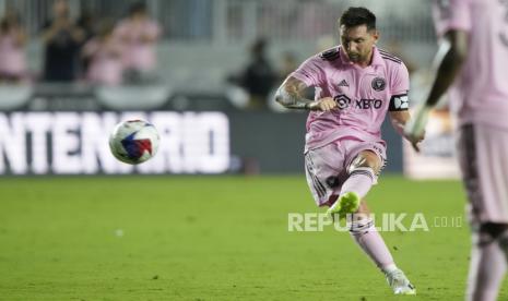 Penyerang Inter Miami Lionel Messi (10) melakukan tendangan bebas untuk mencetak gol pada babak kedua pertandingan sepak bola Piala Liga melawan Cruz Azul, Jumat (21/7/2023), di Fort Lauderdale, Florida. Inter Miami mengalahkan Cruz Azul 2-1.