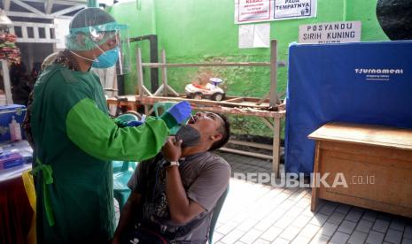 Tenaga kesehatan puskesmas Kecamatan Menteng melakukan tes usap antigen dan PCR gratis kepada warga dalam pelaksaan Program Swab Seru Keliling (Seruling) di Masjid Jami Assuhaimiah, Kebon Sirih, Jakarta, Kamis (9/9). Program ini diharapkan dapat memutus penularan Covid-19 dari pasien tanpa gejala.Prayogi/Republika