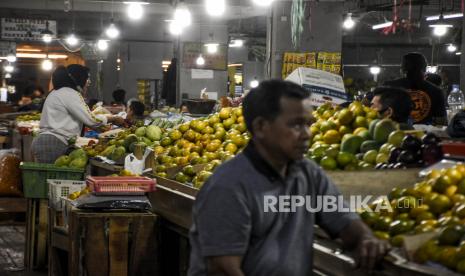 Pedagang beraktivitas di kiosnya di Pasar Kosambi, Kota Bandung, Kamis (10/6). Pemerintah berencana akan mengenakan Pajak Pertambahan Nilai (PPN) untuk sejumlah bahan pokok (sembako) dari sektor pertanian, perkebunan, kehutanan, peternakan dan perikanan. Ketentuan PPN sembako ini telah diterbitkan dalam Revisi Undang-Undang Nomor 6 Tahun 1983 tentang Ketentuan Umum dan Tata Cara Perpajakan (RUU KUP). Foto: Republika/Abdan Syakura