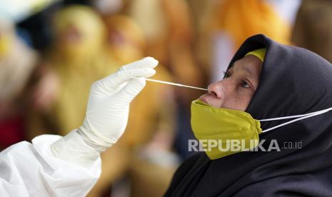 Pemerintah mengatur harga batas atas tes swab PCR di Indonesia sebesar Rp 900 ribu. Harga tes swab diatur agar tidak membebani masyarakat yang harus melakukan tes swab mandiri.