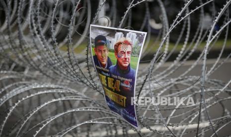 Sebuah poster dengan gambar Rasmus Paludan dan Edwin Wagensveld digantung di kawat berduri selama unjuk rasa anti-Swedia di luar kedutaan Swedia di Jakarta, Indonesia, 30 Januari 2023. Ratusan pengunjuk rasa menggelar unjuk rasa menentang pembakaran Alquran di Swedia oleh Pemimpin dari partai politik sayap kanan Denmark Stram Kurs (Garis Keras), Rasmus Paludan, menuntut agar pemerintah Swedia mengambil tindakan. Pejabat Parlemen Eropa: Pembakaran Alquran Bukan Kebebasan Bicara