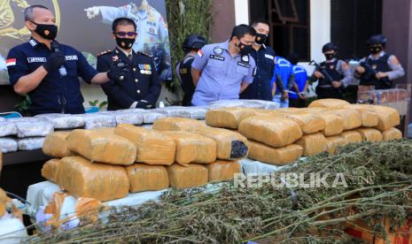 Wadir Tipidnarkoba Bareskrim Polri Kombes Pol Jayadi (kiri) bersama jajaran menunjukkan barang bukti ganja saat konferensi pers.