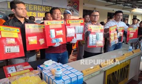 Polres Indramayu menunjukkan barang bukti kasus peredaran ilegal atau penyalahgunaan obat keras tertentu.