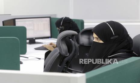 60 Wanita Saudi Ikuti Konferensi Pemberdayaan Perempuan. Foto ilustrasi: Wanita Saudi menerima telepon di Pusat Operasi Keamanan Nasional, beberapa hari sebelum ibadah haji tahunan, Rabu, 14 Juli 2021, di kota suci umat Islam Mekkah, Arab Saudi.