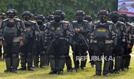 Personel Polri mengikuti apel gabungan gelar pasukan di Lapangan Korpri, Bandar Lampung, Lampung, Rabu (13/4/2022). Apel tersebut dilaksanakan dalam rangka pengamanan aksi unjuk rasa BEM dan Aliansi Lampung Memangil. ANTARA FOTO/Ardiansyah/wsj.