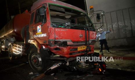 Suasana di lokasi kecelakaan yang melibatkan Truk tangki pengangkut bahan bakar minyak (BBM) dengan sejumlah kendaraan di Jalan Transyogi, Cibubur, Bekasi, Jawa Barat, Senin (18/7/2022).