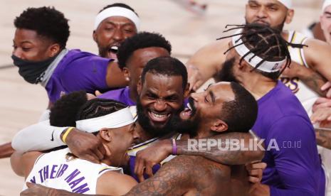 Forward Los Angeles Lakers, LeBron James (tengah) merayakan bersama rekan satu timnya setelah mengalahkan Miami Heatt untuk memenangkan pertandingan bola basket Final NBA keenam antara Los Angeles Lakers dan Miami Heat di ESPN Wide World of Sports Complex di Kissimmee, Florida, AS, 11 Oktober 2020.