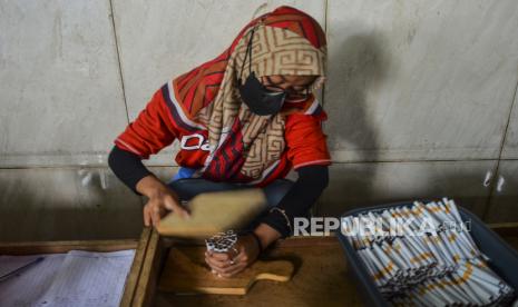 Pekerja melinting rokok jenis Sigaret Kretek Tangan (SKT) di Pabrik Rokok Dasmil GT Cengkeh, Desa Rancah, Kabupaten Ciamis, Jawa Barat, Jumat (4/2/2022). Pemerintah telah mengatur kenaikan tarif cukai rokok sebesar 12 persen dengan diperkirakan produksi rokok akan turun sebesar 10 miliar batang dan mampu mengurangi prevalensi merokok pada anak sebesar 8,7 persen pada 2024.  