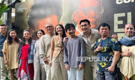 Kru dan pemain film limited series biopic dari petinju legendaris Ellyas Pical dalam jumpa pers di Kantor Falcon Pictures, Jakarta Selatan, Selasa (12/3/2024). 