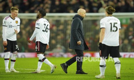  Pelatih kepala Manchester United Erik ten Hag meninggalkan lapangan setelah pertandingan sepak bola Liga Inggris antara Liverpool dan Manchester United di Anfield di Liverpool, Inggris, Senin (6/3/2023) dini hari WIB. Liverpool memenangkan pertandingan 7-0. 