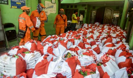 Sejumlah petugas saat mendistribusikan Bantuan Sosial (Bansos) Presiden di kawasan Kebon Jeruk. (Ilustrasi)