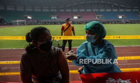 Tenaga kesehatan menyuntikan vaksin covid-19 Sinovac kepada warga saat vaksinasi massal di Stadion Patriot Chandrabhaga, Bekasi. Wakil Gubernur Jawa Barat, Uu Ruzhanul Ulum, mengatakan, pelaksanaan vaksinasi untuk anak usia SMA sederajat tak bergantung pada provinsi. Jika vaksinnya tersedia, maka pelaksanaan untuk tingkat SMA bisa dilakukan segera.