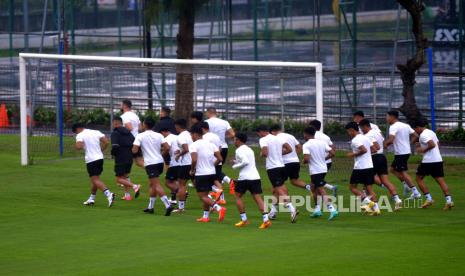 Pesepak bola Timnas Indonesia berlatih di Lapangan A Kompleks Gelora Bung Karno (GBK), Senayan, Jakarta, Rabu (4/1/2023). Latihan tersebut dilakukan mejelang menghadapi Vietnam di laga semifinal Piala AFF 2022 pada Jumat (6/1/2023). Latihan tersebut sempat batal digelar karena hujan deras yang mengakibatkan lapangan becek dan tergenang. Republika/Prayogi.