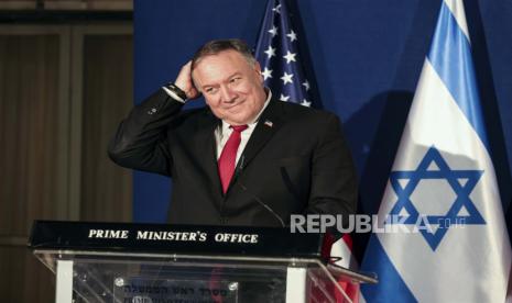  Menteri Luar Negeri AS Mike Pompeo tersenyum sambil menepuk kepalanya saat konferensi pers dengan Perdana Menteri Israel Benjamin Netanyahu dan Menteri Luar Negeri Bahrain Abdullatif bin Rashid Alzayani setelah pertemuan trilateral mereka di Yerusalem pada Rabu, 18 November 2020.