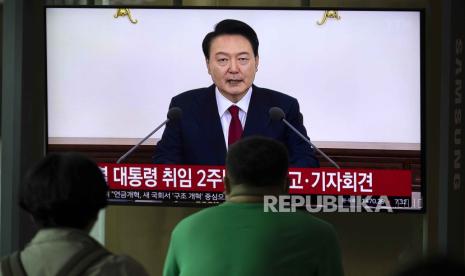 Warga Korsel menyaksikan pidato Presiden Yoon Suk-yeol di televisi pada 9 Mei 2024. Majelis Nasional pada Sabtu (14/12/2024) resmi memakzulkan Yoon dari jabatan presiden.  