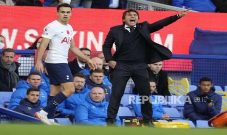 Pelatih Tottenham Antonio Conte (kanan) bereaksi selama pertandingan sepak bola Liga Primer Inggris antara Everton dan Tottenham Hotspur di Liverpool, Inggris, 07 November 2021. Conte menerapkan diet ketat untuk pemain Tottenham.