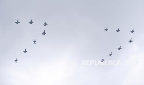 Pesawat tempur F-16 TNI AU membentuk formasi 77 di langit Monas saat Upacara Peringatan Detik-Detik Proklamasi pada perayaan HUT ke-77 RI di Jakarta, Rabu (17/8/2022).  xANTARA FOTO/Hafidz Mubarak A/rwa.