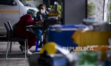 Petugas medis menunggu pengguna jasa layanan drive thru tes antigen dan PCR Covid-19.