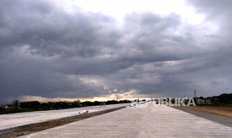 Proyek Jalan Tol Jogja-Solo, Ngawen, Klaten, Jawa Tengah, Senin (20/2/2023). Menteri Pekerjaan Umum dan Perumahan Rakyat (PUPR) Basuki Hadimuljono mengatakan, jalan tol Solo-Yogyakarta akan bisa digunakan untuk mendukung arus mudik lebaran 2023. 