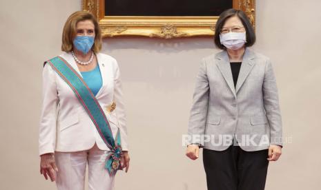  Dalam foto yang dirilis oleh Kantor Kepresidenan Taiwan, Ketua DPR AS Nancy Pelosi, kiri, dan Presiden Taiwan Tsai Ing-wen berdiri selama pertemuan di Taipei, Taiwan, Rabu, 3 Agustus 2022. Ketua DPR AS Nancy Pelosi, bertemu pejabat tinggi di Taiwan meskipun ada peringatan dari China, mengatakan pada hari Rabu bahwa dia dan para pemimpin kongres lainnya dalam delegasi yang berkunjung menunjukkan bahwa mereka tidak akan meninggalkan komitmen mereka terhadap pulau yang memiliki pemerintahan sendiri itu.