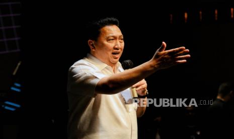 Garibaldi Thohir menyampaikan sambutan dihadapan calon presiden nomor urut 2 Prabowo Subianto, Ketua Tim Kampanye Nasional (TKN) Prabowo-Gibran Roslan Roeslani, dan Erick Thohir saat acara Relawan Erick Thohir alumni Amerika Serikat for 02 (ETAS) di Plaza Senayan, Jakarta, Senin (22/1/2024). ETAS mendeklarasikan dukungan terhadap pasangan calon presiden dan wakil presiden nomor urut 2 Prabowo Subianto dan Gibran Rakabuming Raka pada Pemilu 2024.