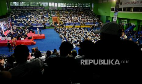 Relawan Prabowo-Gibran dari Dewan Pimpinan Wilayah Partai Rakyat Adil Makmur (DPW PRIMA) DKI Jakarta saat konsolidasi Apel Siaga Petugas Posko Pemenangan di Gor Bulungan, Jakarta, Ahad (7/1/2023). Kegiatan tersebut dalam rangka memberikan dukungan dari relawan untuk memenangkan pasangan capres cawapres nomor urut 2 Prabowo-Gibran dalam satu putaran dengan mendirikan posko pemenangan di kantong-kantong pemukiman rakyat di DKI Jakarta.