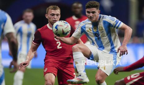 Pemain Argentina Julian Alvarez berusaha melewati pemain Kanada dalam pertandingan sepak bola Grup A Copa America di Atlanta, Kamis (20/6/2024).