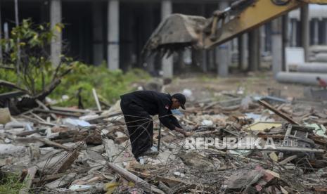 Warga memungut material bangunan dari rumah yang telah dibongkar saat pembebasan lahan proyek Jalan Tol Cibitung-Cilincing seksi 4 di kawasan Semper Timur, Cilincing, Jakarta, Selasa (8/11/2022). Pembebasan lahan sebanyak 49 bidang tanah tersebut untuk mendukung percepatan pembangunan Jalan Tol Cibitung-Cilincing seksi 4 yang ditargetkan dapat beroperasi pada awal tahun 2023. Republika/Putra M. Akbar