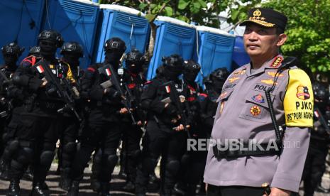 Kapolri Jenderal Pol Listyo Sigit Prabowo (kanan)