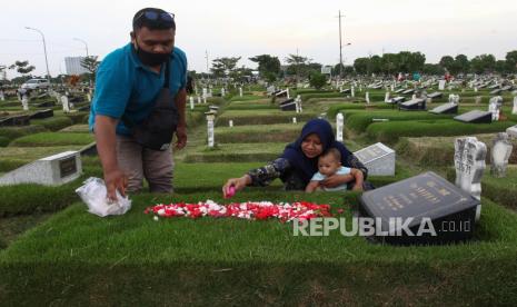 Ilustrasi ziarah kubur. Orang meninggal mendengar apa yang kita sampaikan 