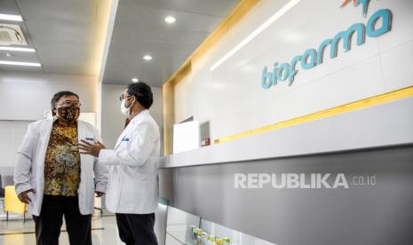 Menteri Riset dan Teknologi Bambang Brodjonegoro berbincang dengan Direktur Utama Bio Farma Honesti Basyir saat kunjungan kerja di Gedung Bio Farma di Kota Bandung, Jawa Barat, beberapa waktu lalu. Bambang menyatakan proses pengembangan vaksin Merah Putih sudah 50 persen.