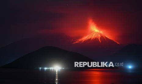 Lava pijar keluar dari kawah Gunung Lewotobi Laki-laki tampak dari Desa Lewolaga di Titehena, Kabupaten Flores Timur, Nusa Tenggara Timur, Ahad (10/11/2024). Gunung Lewotobi Laki-laki hingga Ahad (10/