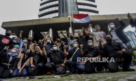 Sejumlah mantan pegawai KPK yang tidak lolos Tes Wawasan Kebangsaan (TWK) kelaur dari gedung KPK beberapa waktu lalu.