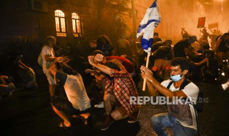 Polisi Israel menggunakan water cannon untuk membubarkan orang selama protes terhadap Perdana Menteri Israel Benjamin Netanyahu di Yerusalem, Sabtu (18/7/2020).rotest against Israeli Prime Minister Benjamin Netanyahu in Jerusalem, Saturday, July 18, 2020. Protesters demanded that the embattled leader resign as he faces a trial on corruption charges and grapples with a deepening coronavirus crisis. (AP Photo/Oded Balilty)