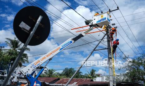 Pekerja melakukan perawatan jaringan listrik untuk rumah tangga di Palangkaraya, Kalimantan Tengah, Senin (13/7/2020). PT PLN (Persero) mencatat konsumsi listrik selama masa diberlakukannya Pembatasan Sosial Berskala Besar (PSBB) pada bulan Mei lalu mencapai 18,63 Terra Watt Hour (TWh) atau mengalami penurunan sebesar 10,73 persen dibandingkan periode yang sama tahun lalu sebesar 20,63 TWh (YoY), dan dibandingkan bulan sebelumnya April 2020 tercatat 19,39 TWh atau menurun 4,08 persen (MoM). 