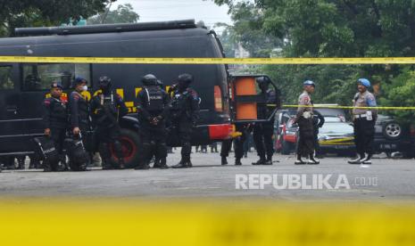 Petugas dari Brimob melakukan penjagaan di kawasan TKP bom bunuh diri di Markas Sektor Kepolisian Astana Anyar, Kota Bandung, Rabu (7/12/2022). Dalam peristiwa itu ada 11 orang yang menjadi korban. 10 orang merupakan anggota polisi dan satu orang warga sipil yang sedang melintas di sekitar lokasi kejadian. Sedangkan pelaku bom bunuh diri dipastikan tewas di lokasi.