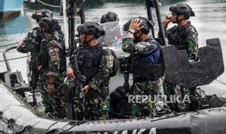  Anggota Kopassus TNI AL berjaga di atas perahu karet saat berpatroli di dekat tempat utama KTT ASEAN ke-42 di Labuan Bajo, Provinsi Nusa Tenggara Timur, Senin (8/5/2023). Indonesia akan menjadi tuan rumah KTT ASEAN ke-42 dan pertemuan terkait pada tanggal 09-11 Mei di Labuan Bajo. 