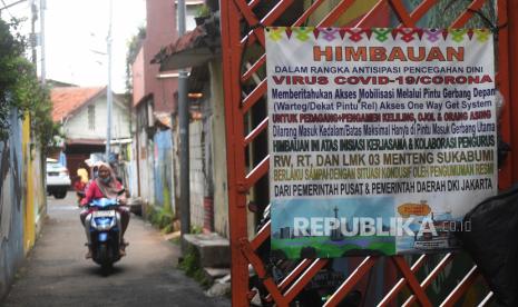 Warga mengendarai motor di wilayah karantina saat pemberlakuan pembatasan kegiatan masyarakat (PPKM) skala mikro hari pertama di kawasan Menteng, Jakarta, Selasa (9/2/2021). Pemerintah mulai menerapkan PPKM skala mikro mulai 9-22 Februari 2021 untuk tujuh provinsi yakni DKI Jakarta, Jawa Barat, Banten, Jawa Tengah, Yogyakarta, Jawa Timur, dan Bali. 