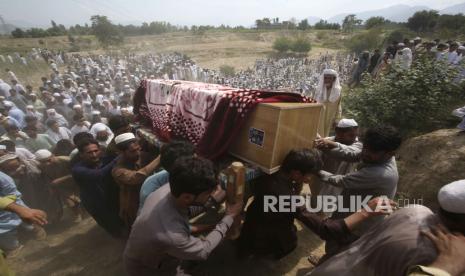 Kerabat dan pelayat membawa peti mati korban, yang tewas dalam serangan bom bunuh diri hari Minggu di distrik Bajur, Khyber Pakhtunkhwa, Pakistan, Senin, 31 Juli 2023. 