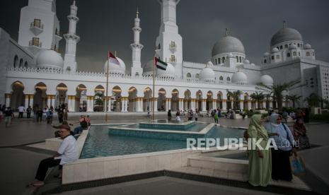 Sejumlah warga menunggu waktu berbuka puasa (ngabuburit) di Masjid Raya Sheikh Zayed, Solo, Jawa Tengah, Kamis (23/3/2023). 