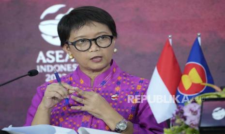 Menteri Luar Negeri Retno Marsudi memberi isyarat saat konferensi pers KTT ASEAN ke-42 di Labuan Bajo, provinsi Nusa Tenggara Timur, Kamis (11/5/2023). 