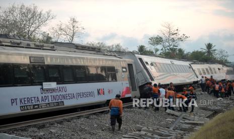 Petugas melakukan evakuasi gerbong Kereta Api Argo Semeru yang anjlok di Stasiun Kali Menur, Sentolo, Kulonprogo, Yogyakarta.