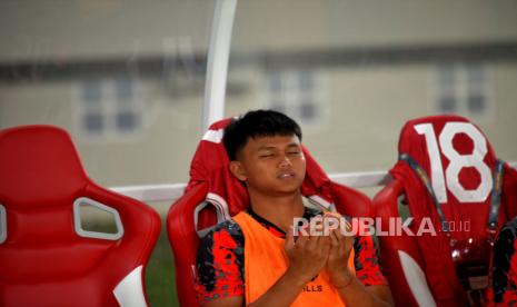 Penyerang Timnas Sepak Bola Indonesia, Hokky Caraka berdoa sebelum pertandingan melawan Timnas Taiwan pada pertandingan babak Kualifikasi Grup K AFC U23 Asian Cup 2024 di Stadion Manahan, Surakarta, Jawa Tengah, Sabtu (9/9/2023). Pada pertandingan ini Timnas Indonesia berhasil mencukur Timnas Taiwan dengan skor 9-0. Dengan hasil ini Indonesia berhasil menempati posisi pertama Grup K.