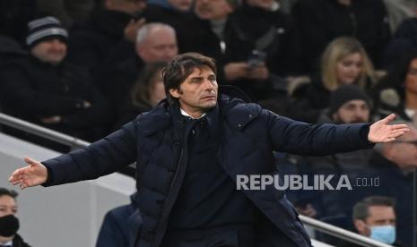 Manajer Tottenham Antonio Conte menentang keputusan UEFA yang mencoret timnya dari Liga Konferensi Eropa.