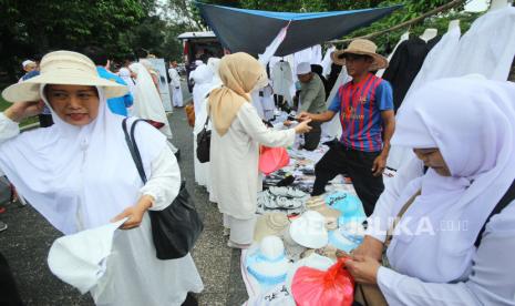 Doa yang Dibaca Setelah Sholat Sunnah Sebelum Berangkat Haji. Foto:  Calon jamaah haji (Calhaj) berbelanja perlengkapan haji usai pelepasan dan bimbingan calhaj Kota Bandung tahun 2023, di Masjid Pusdai, Kota Bandung, Sabtu (20/5/2023). Kloter pertama calhaj asal Kota Bandung rencananya akan diberangkatkan pada 29 Mei 2023. Adapun kloter terakhir pada Juni 2023. Tahun ini Kota Bandung menyiapkan tiga titik pemberangkatan calhaj, yaitu di Markas Polda Jabar, Kodam III/Siliwangi, dan Kantor Kemenag Kota Bandung.